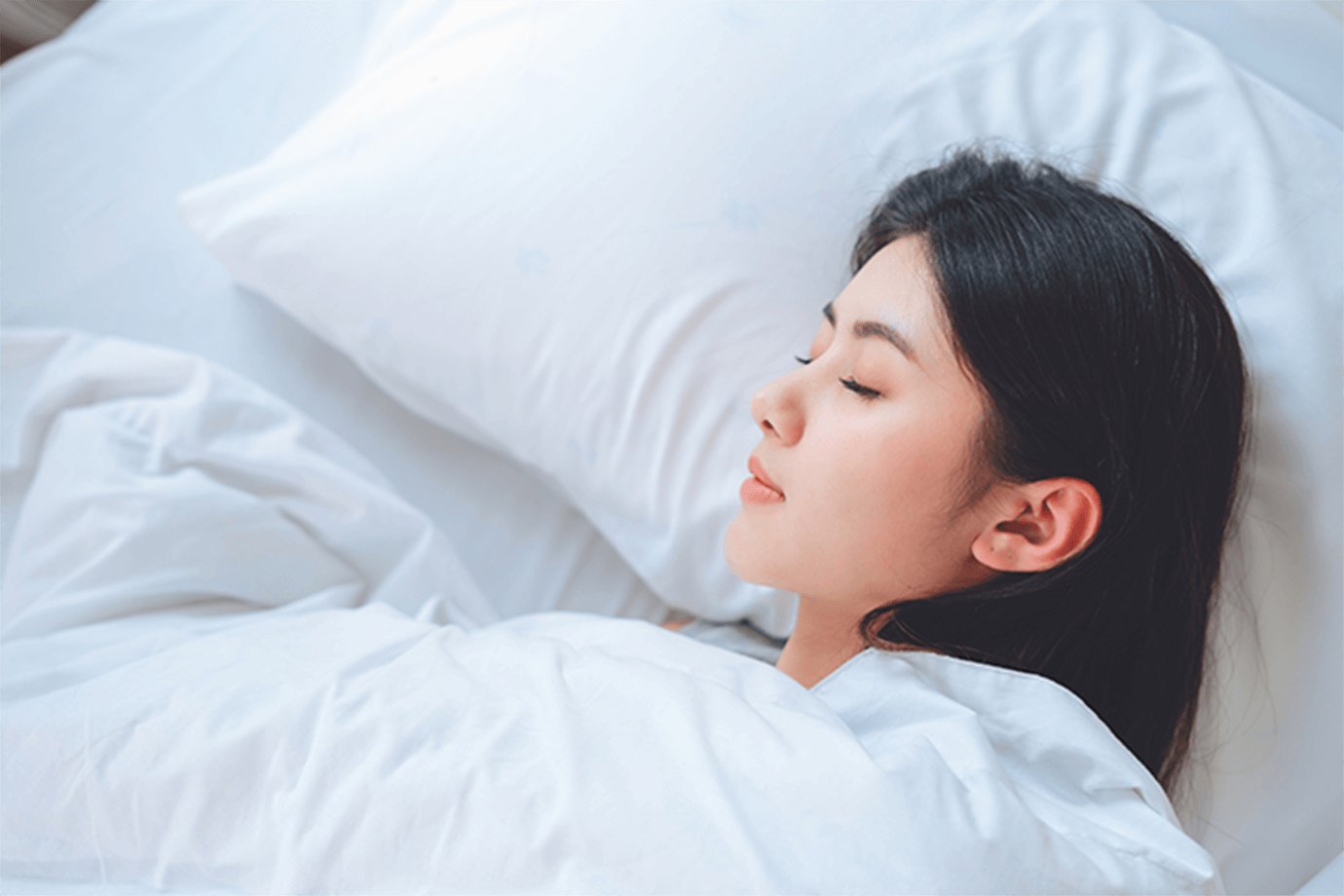 ベッドに横になって安眠している女性